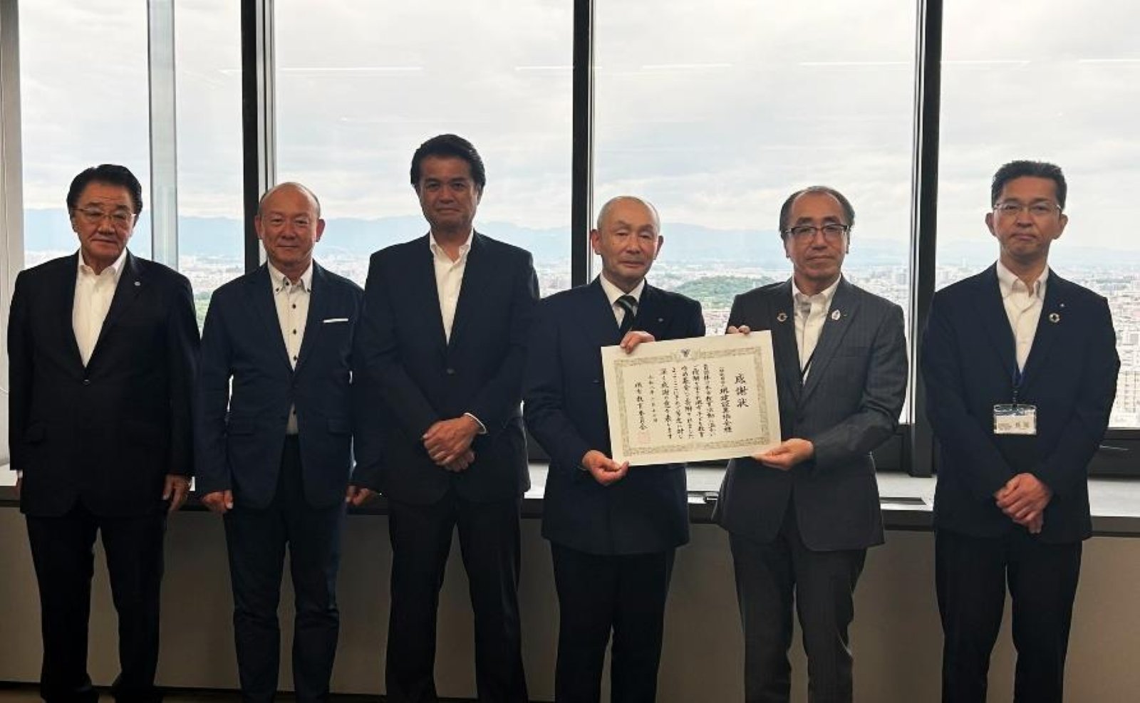 堺建設業協会と堺市教育委員会の出席者が感謝状を手に並ぶ様子｜堺市のニュースならサカイタイムズ