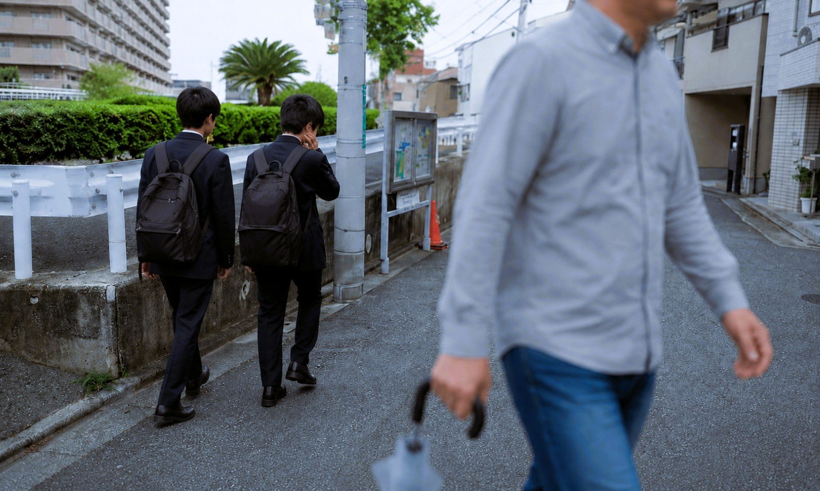 50歳代くらいの男に通行中に顔を平手打ちされた中学生らのイメージ画像