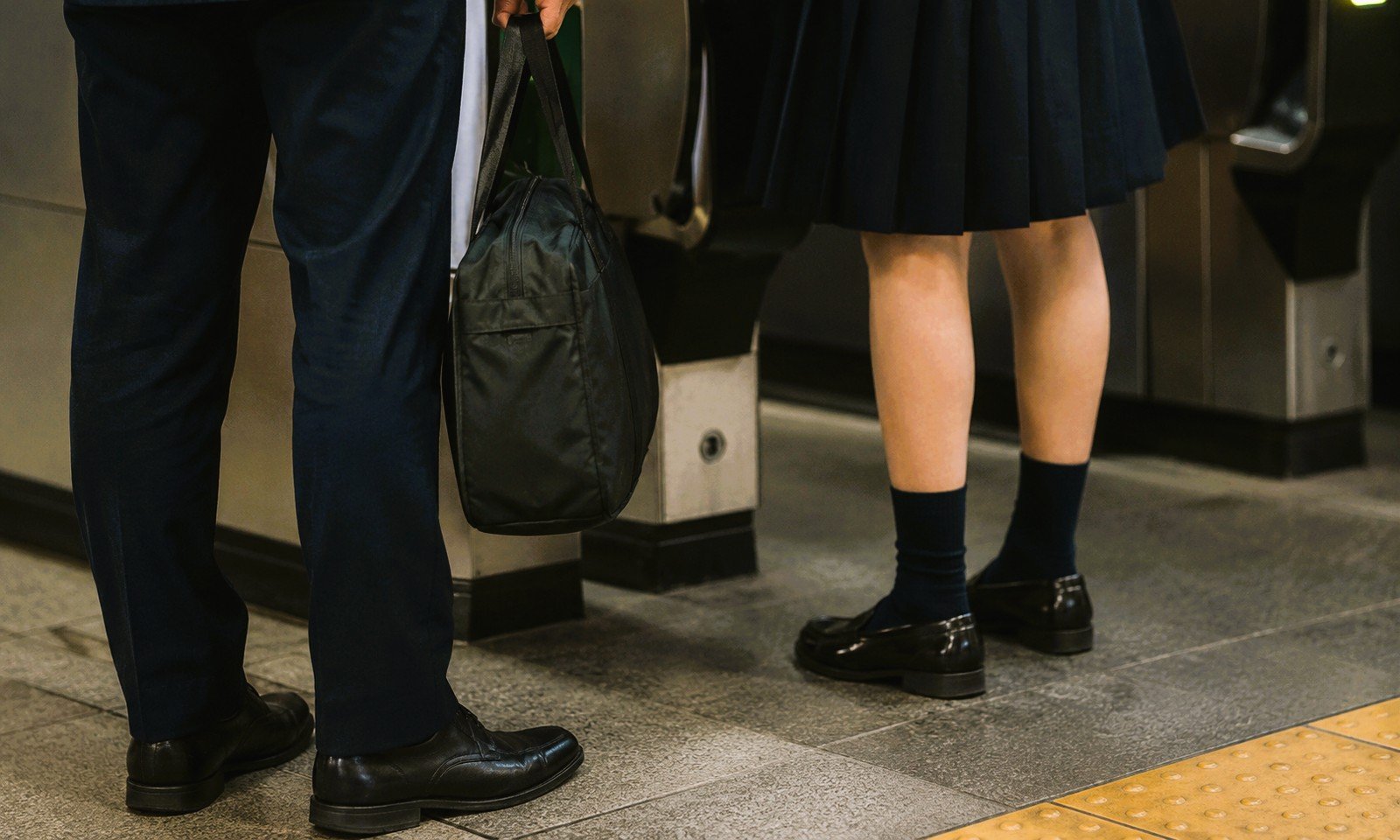 駅改札付近で鞄を持つ人物と制服スカート姿の人物の足元を写したイメージ画像｜堺市のニュースならサカイタイムズ