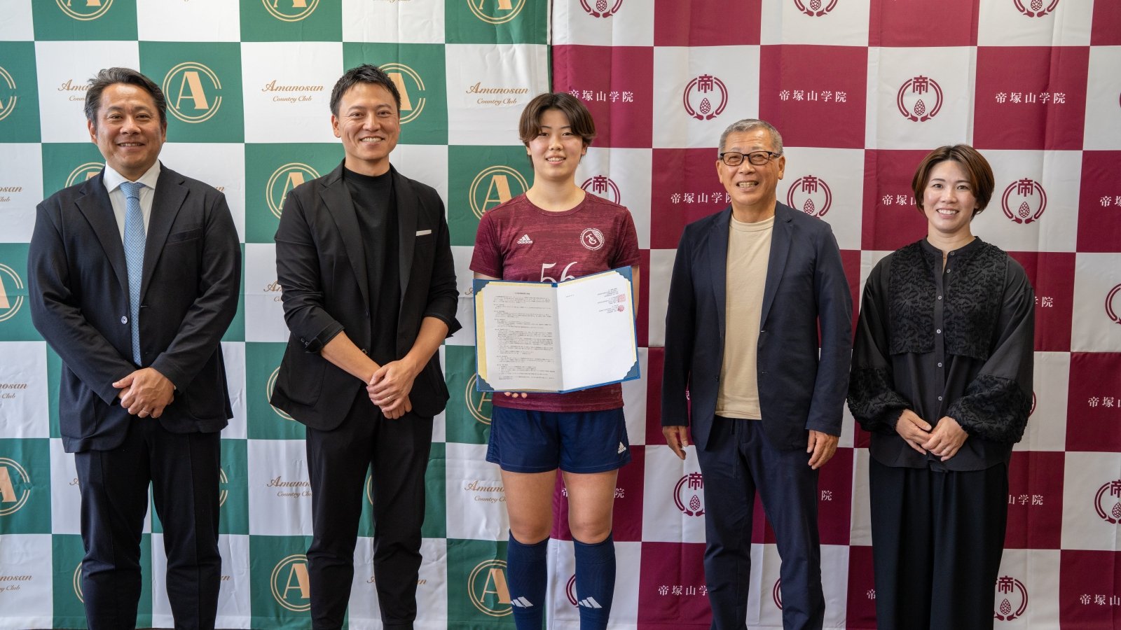 調印式の様子（左：大和開発観光株式会社　右：帝塚山学院大学女子サッカー部）