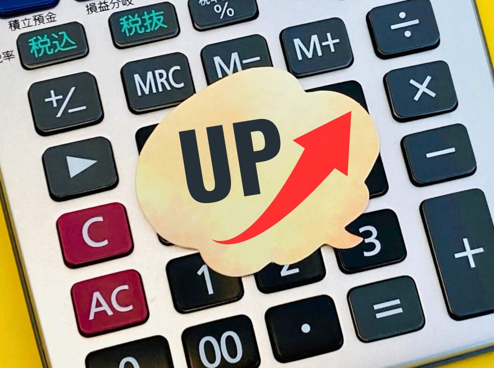 電卓の上に「UP」と上向き矢印が描かれた札を置いた、支給額増加を示すイメージ画像｜堺市のニュースならサカイタイムズ