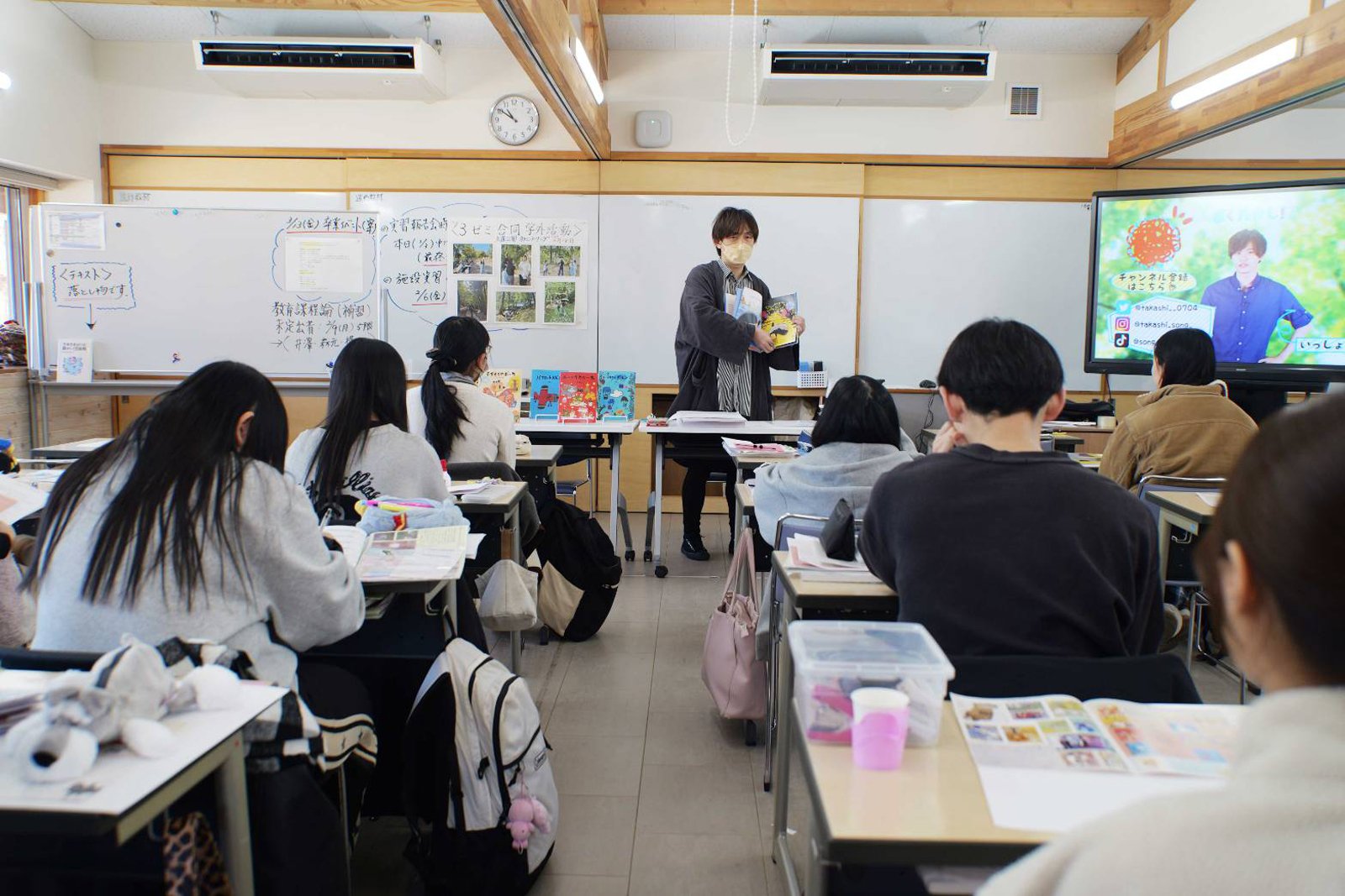 大阪健康福祉短期大学で行われた絵本作家H@Lさんの講義風景｜堺市のニュースならサカイタイムズ