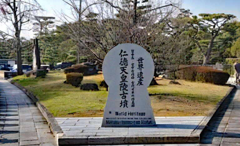 世界遺産・仁徳天皇陵前に「古墳型石碑」建立