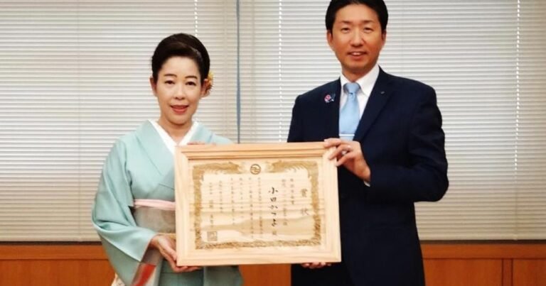 コツコツ節全国大会で初代名人位の小田かつよさん　市長表敬訪問