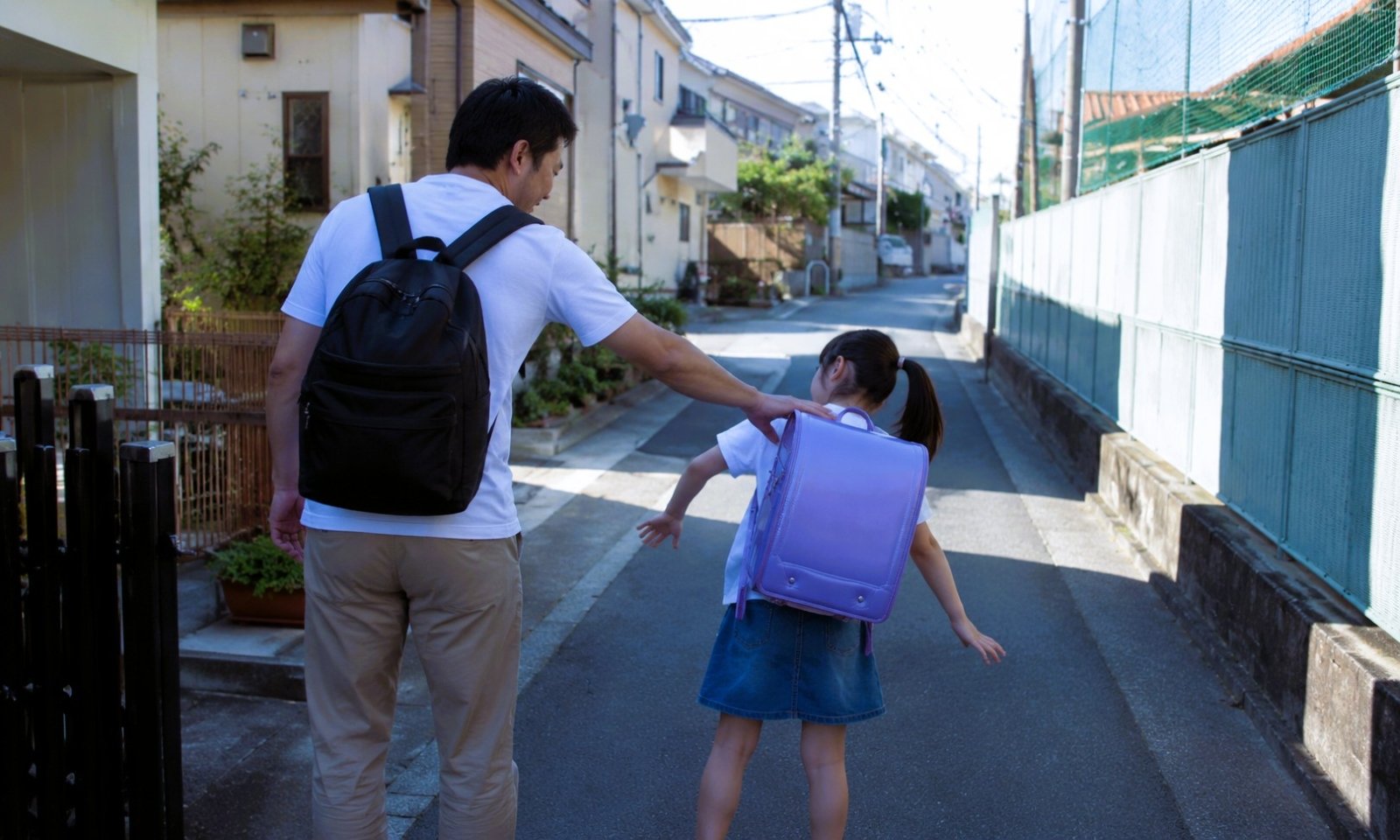 小学生女児が不審者に肩を触られるイメージ画像