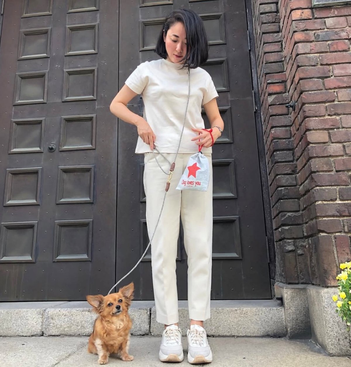 広報担当の太田結さんと犬
