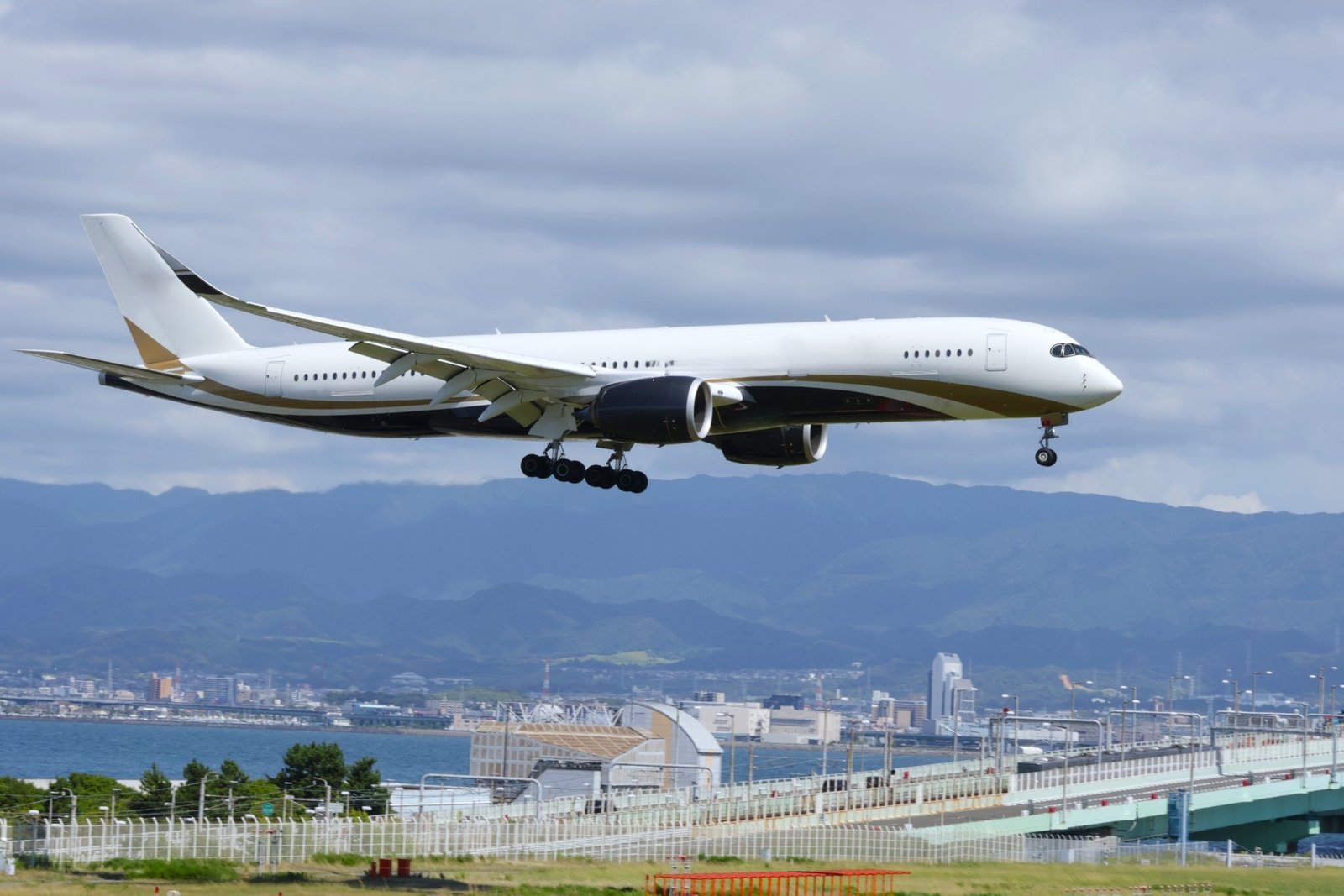 関西空港を飛び立つ航空機