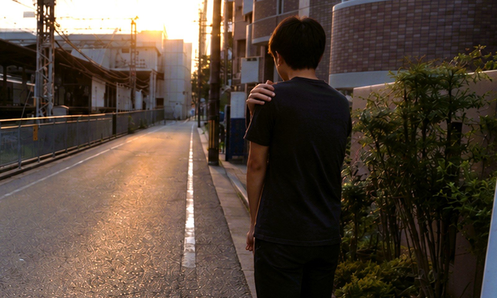 路上でエアガンのようなもので撃たれた人物のイメージ画像