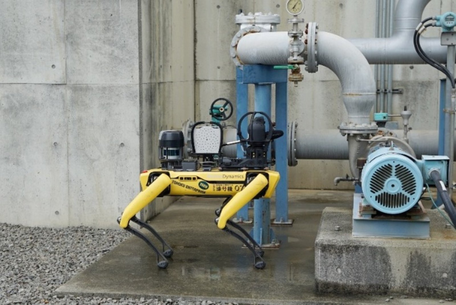 堺製油所で試験的に実施した四足歩行ロボットによる設備データ取得の様子