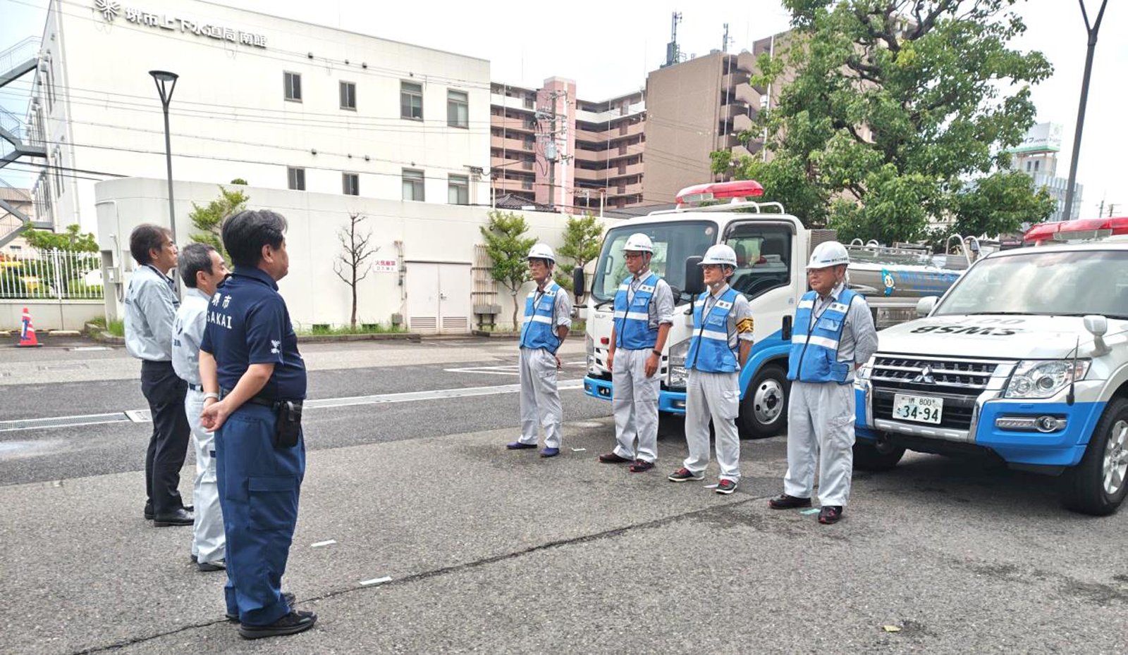 堺市上下水道局の給水タンク車と先導車の前で行われた、熊本地震の応急給水支援隊出発式