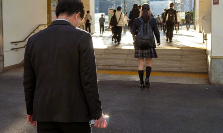 堺市立小学校教諭、後ろから女子生徒の脚を盗撮　停職3カ月