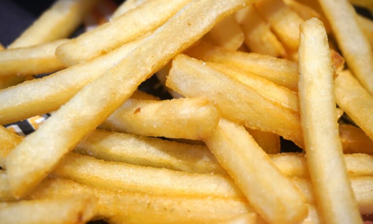 ひとり親家庭にマックフライポテト券7700枚　堺市が配布、寄贈企業に市長から感謝状