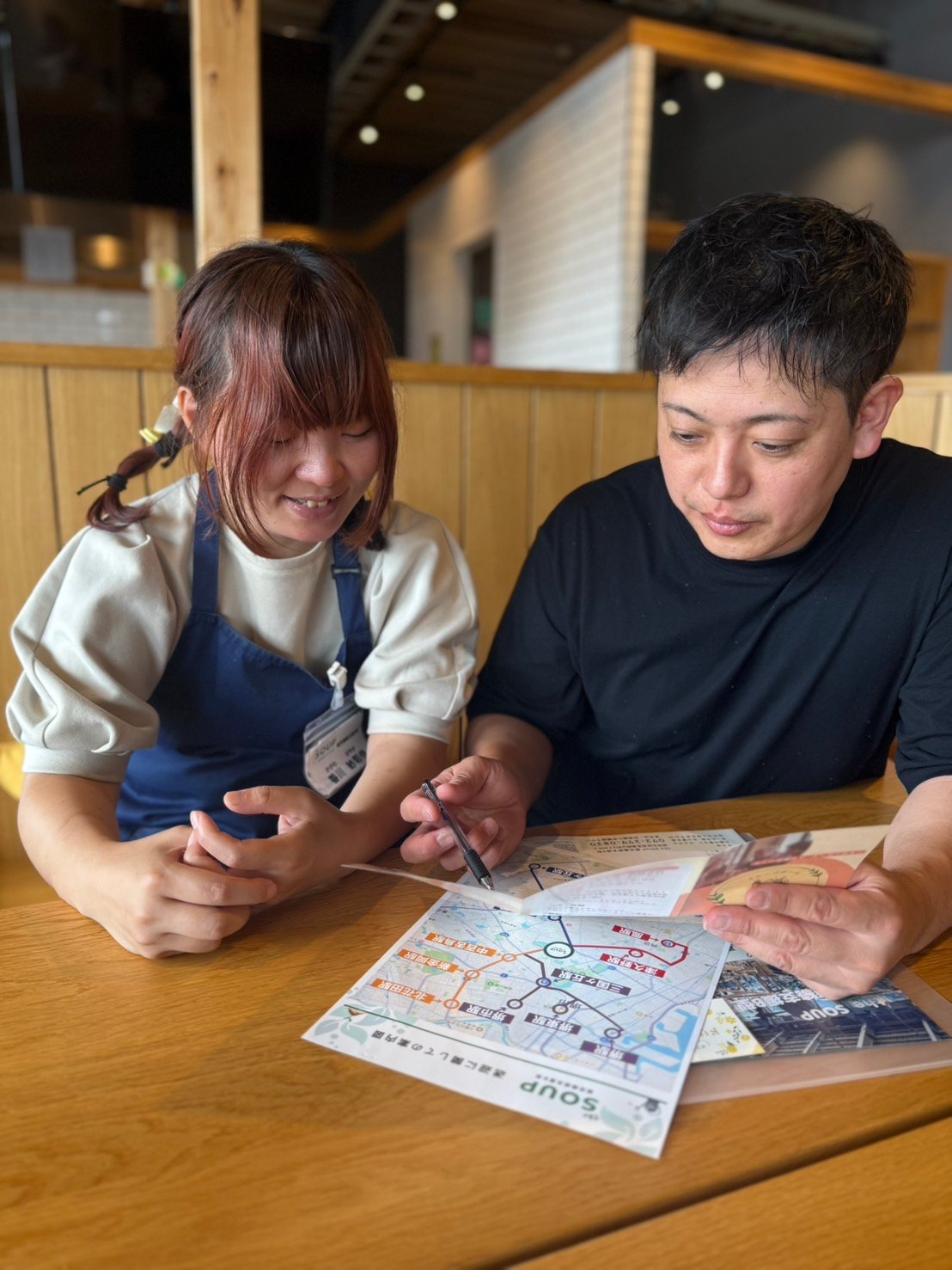 the SOUPの施設内で利用者と話す横山 将人さん(右)