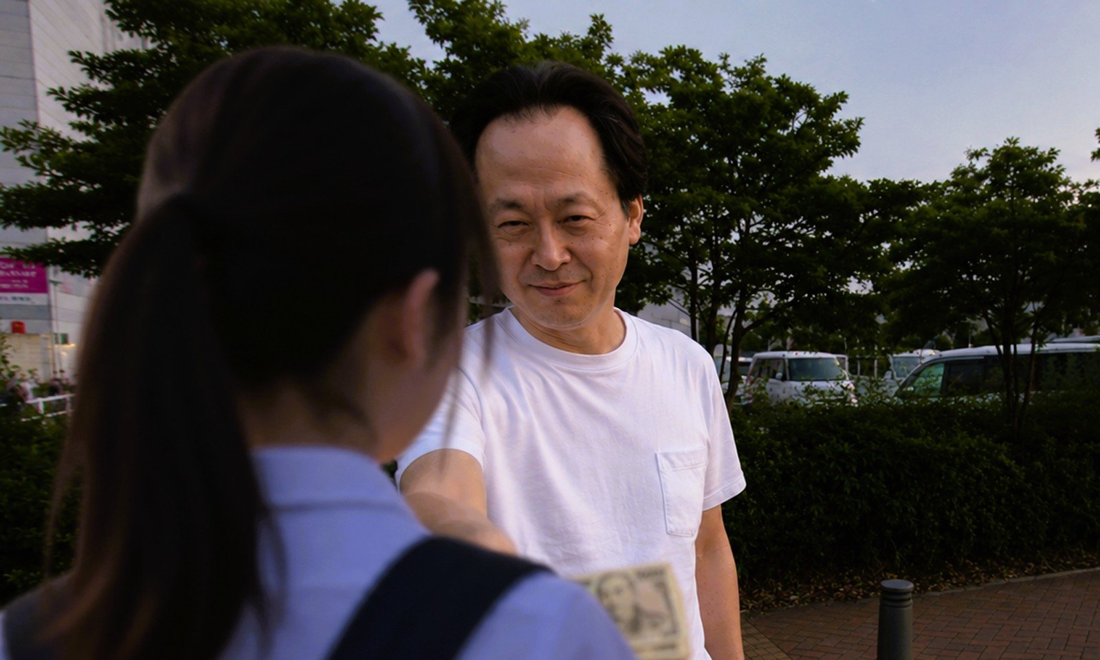 男から声をかけられ現金を手渡されるイメージ画像