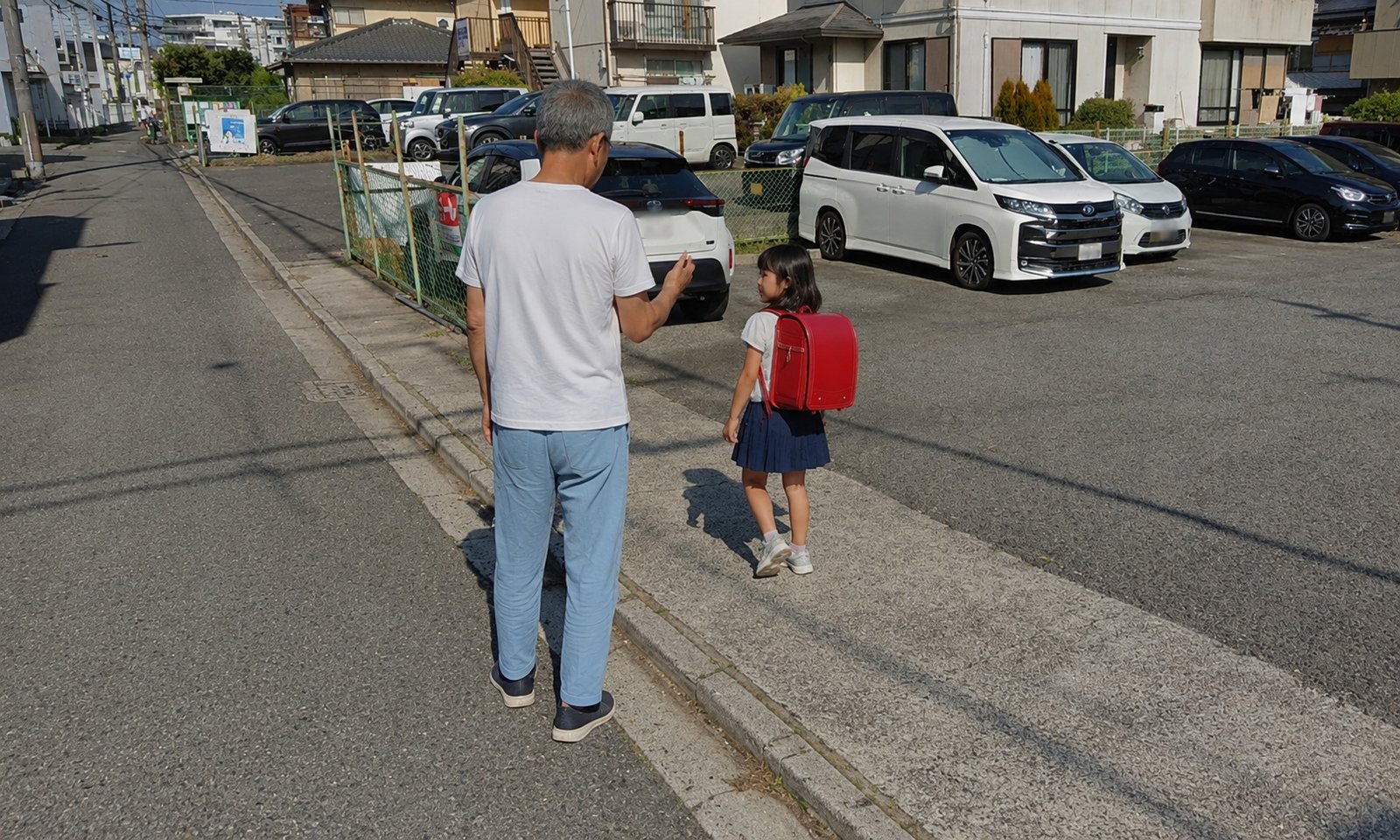 女子児童に声かけする不審者のイメージ画像