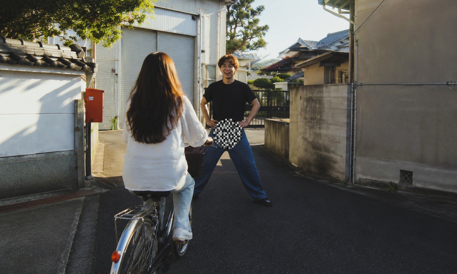 自転車で通行中の女性に男が下半身を露出しているイメージ画像