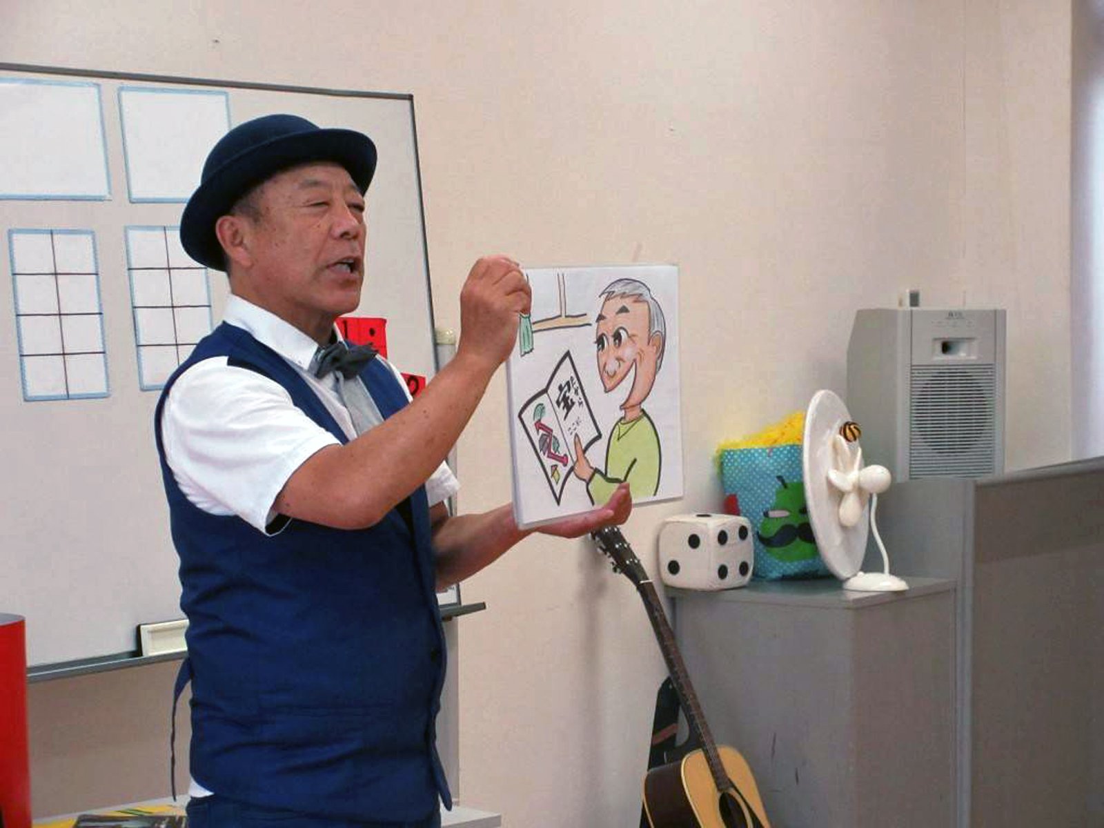 参加型「お楽しみショー」を披露する五島丸太さん