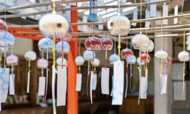 蜂田神社で「風鈴まつり」　8月31日まで、週末夜はライトアップ