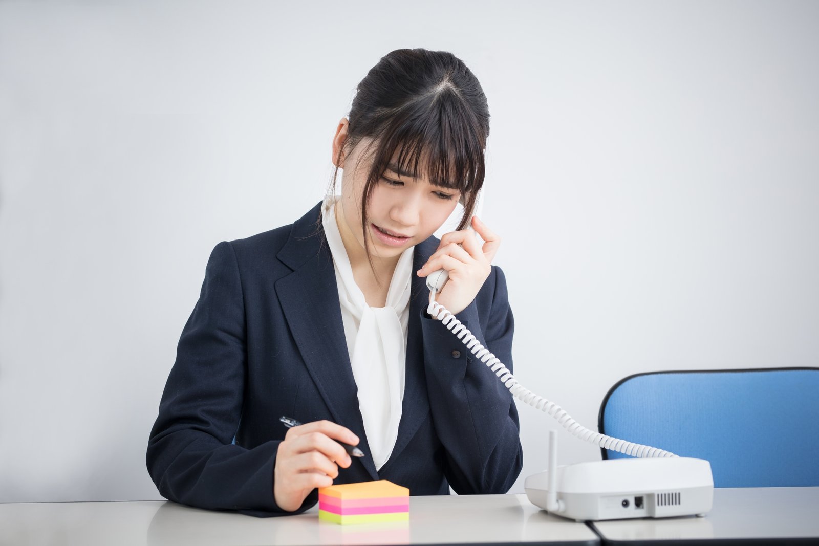 長時間の電話対応をしている職員のイメージ画像