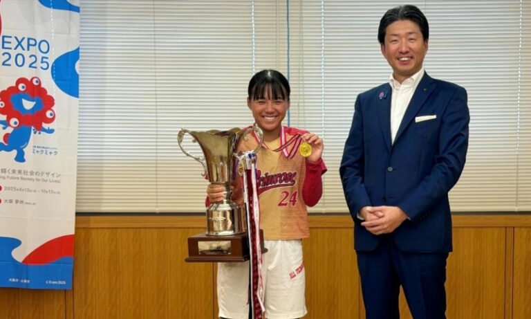 川端理央さん全日本中学生女子ソフトボール大会優勝を報告