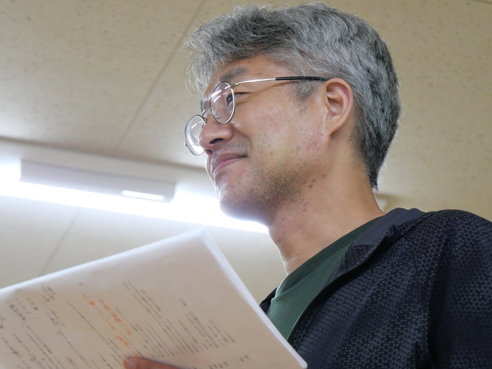 稽古で台本を手にする河本久和さん