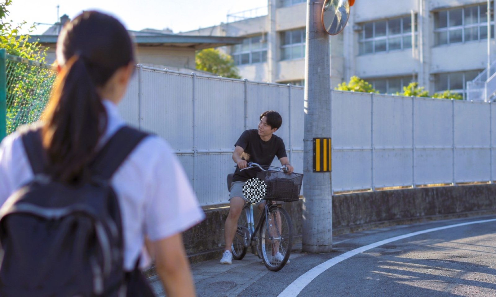 自転車に乗って下半身を露出する不審者のイメージ画像