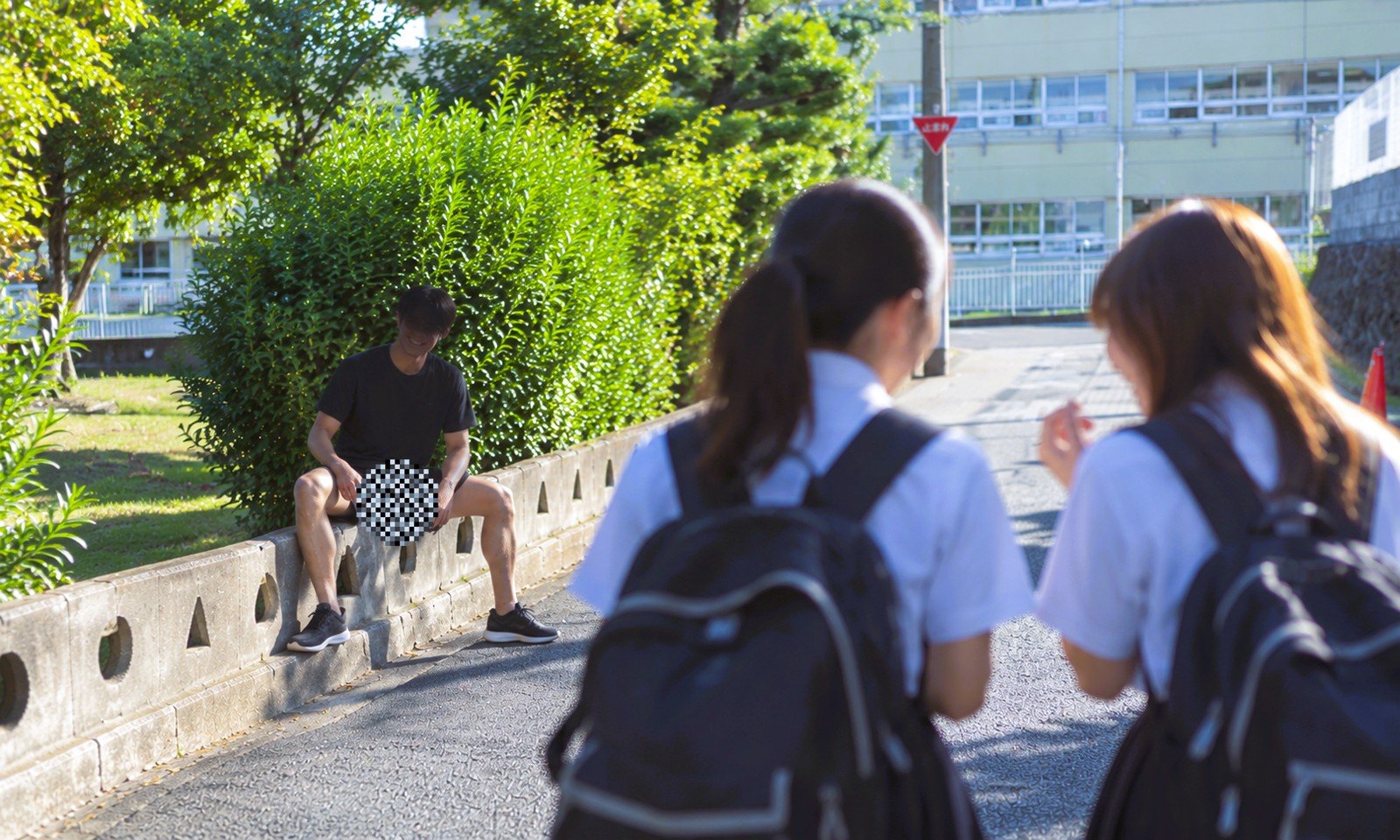 女子中学生らに男が下半身露出しているイメージ画像