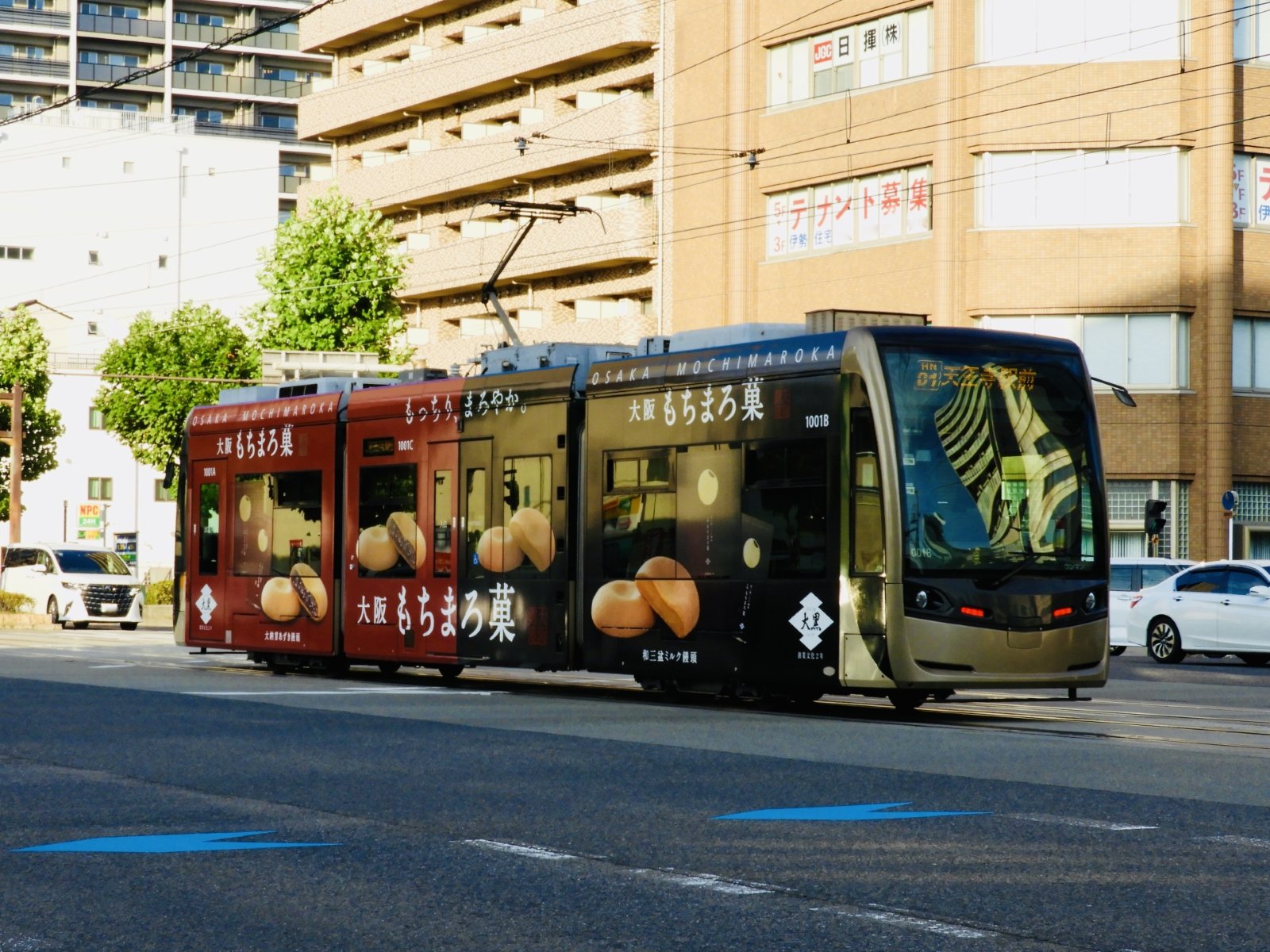 大阪もちまろ菓のラッピングを施した阪堺電車の車両