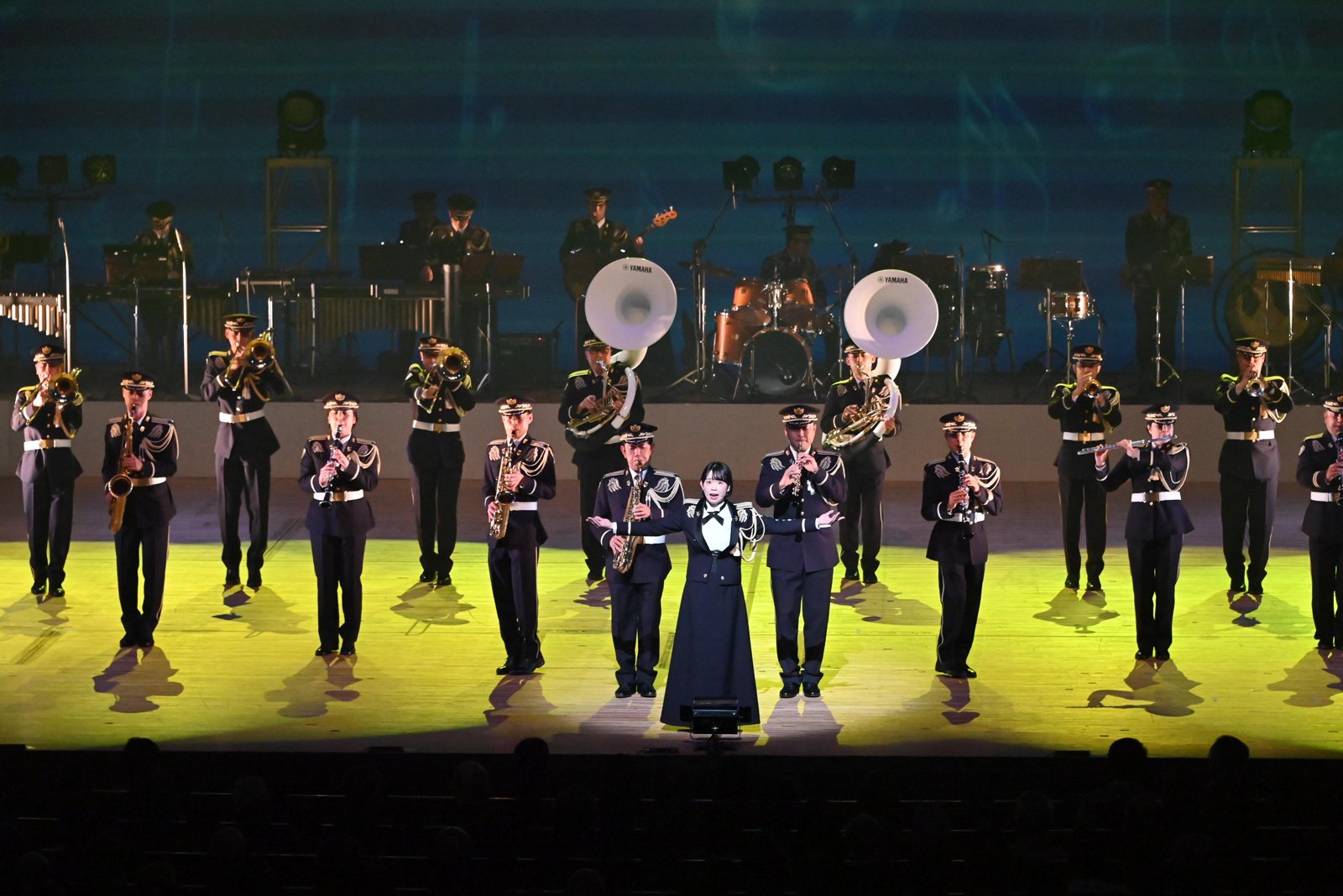 陸上自衛隊中部方面音楽隊がステージで演奏する様子