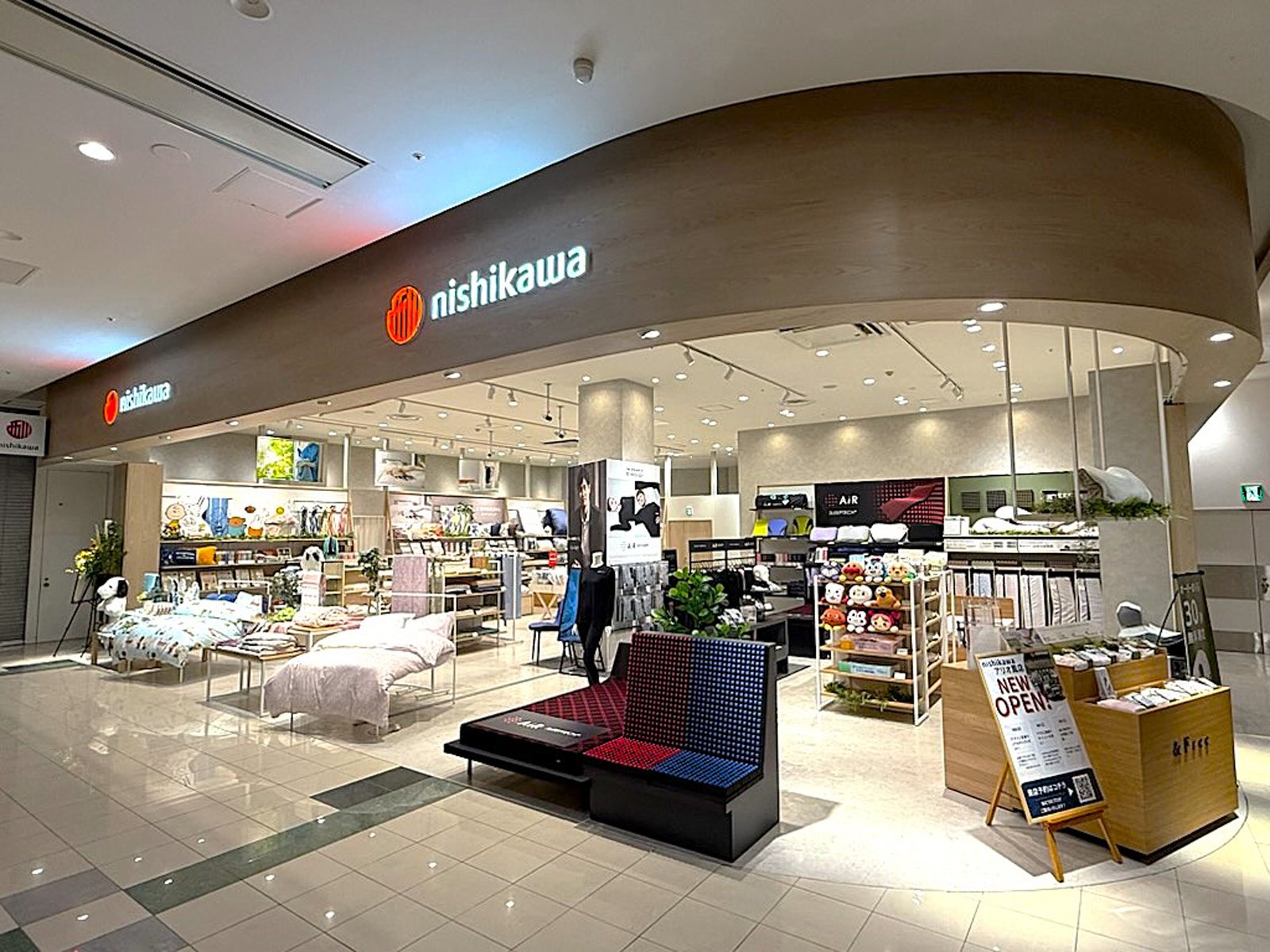 アリオ鳳1階にある「nishikawa アリオ鳳店」の店舗外観