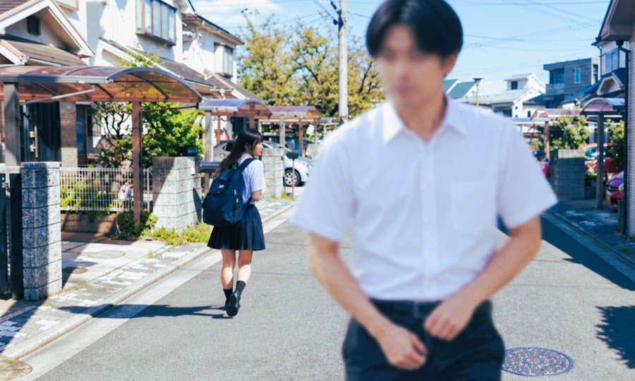 すれ違いざまに下半身を露出する公然わいせつ事案のイメージ画像