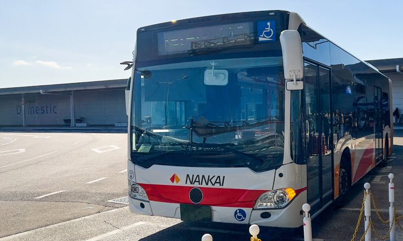 停留する南海バスの画像