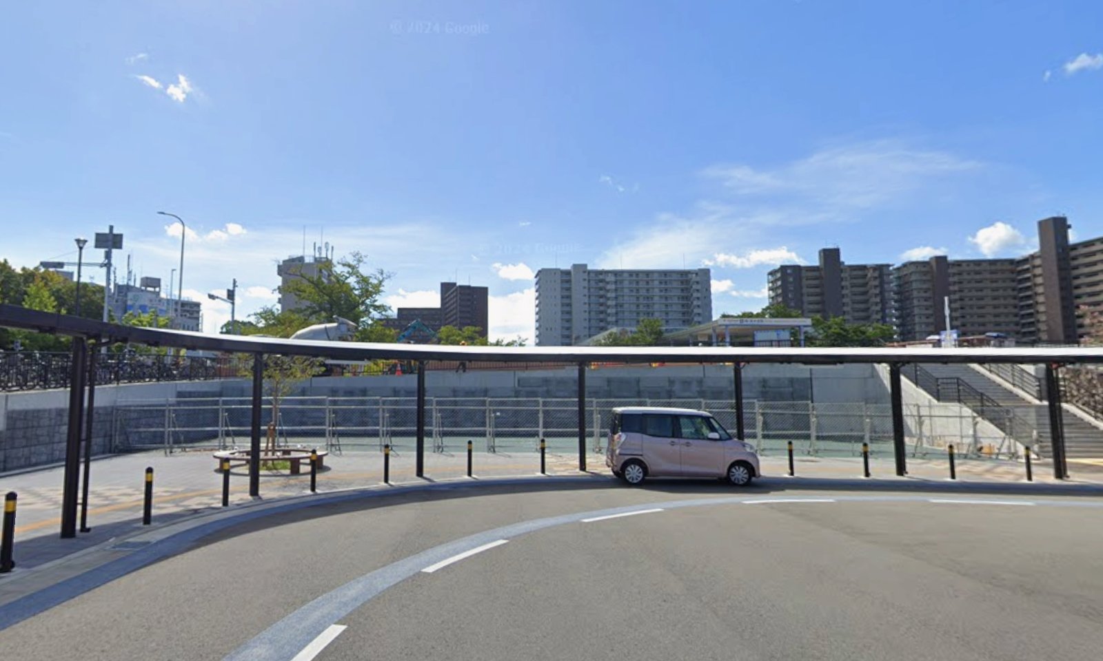 栂・美木多駅前北広場の事業用地周辺｜Google マップ ストリートビュー