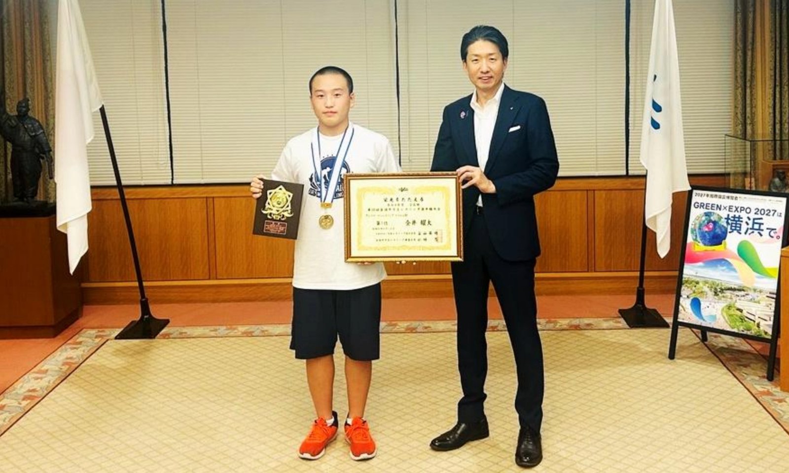 優勝報告のため9月3日に堺市役所を訪れ、永藤英機市長を表敬訪問した金井選手