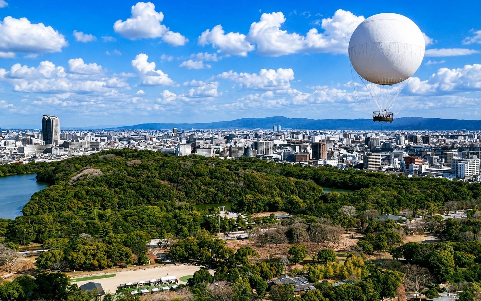 大仙公園上空に浮かぶ「おおさか堺バルーン」と堺市街地