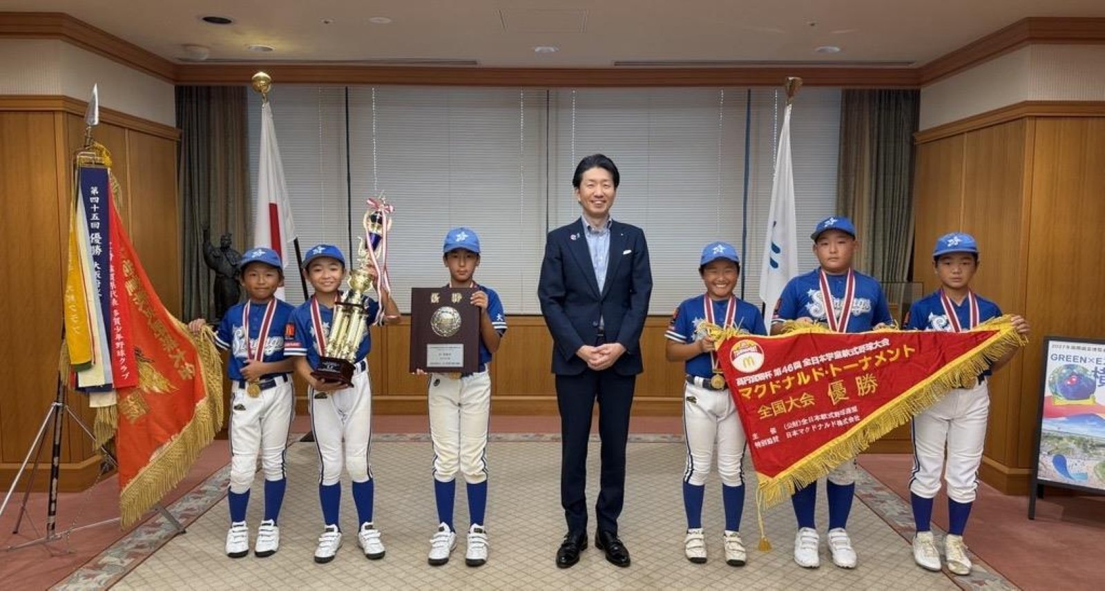 全国大会2連覇を報告した長曽根ストロングスの堺市在住6選手と永藤英機市長。左から西村選手、釜池選手、茂友選手、永藤市長、阿世賀選手、高見選手、川添選手