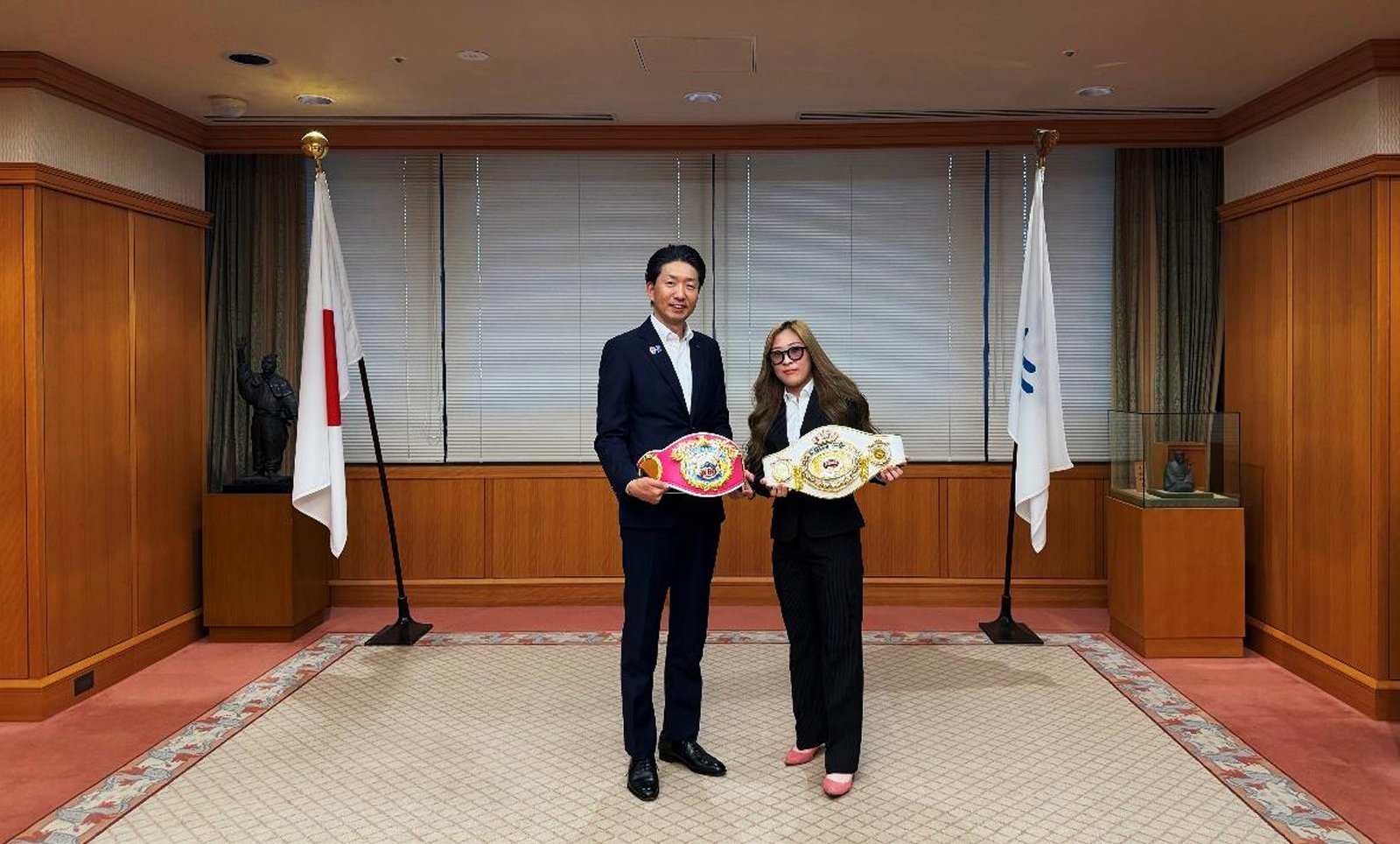 WBO女子アジアパシフィックミニマム級王座獲得を報告した吉川梨優那選手（右）と永藤英機市長。チャンピオンベルトを手に（画像：堺市HPより）