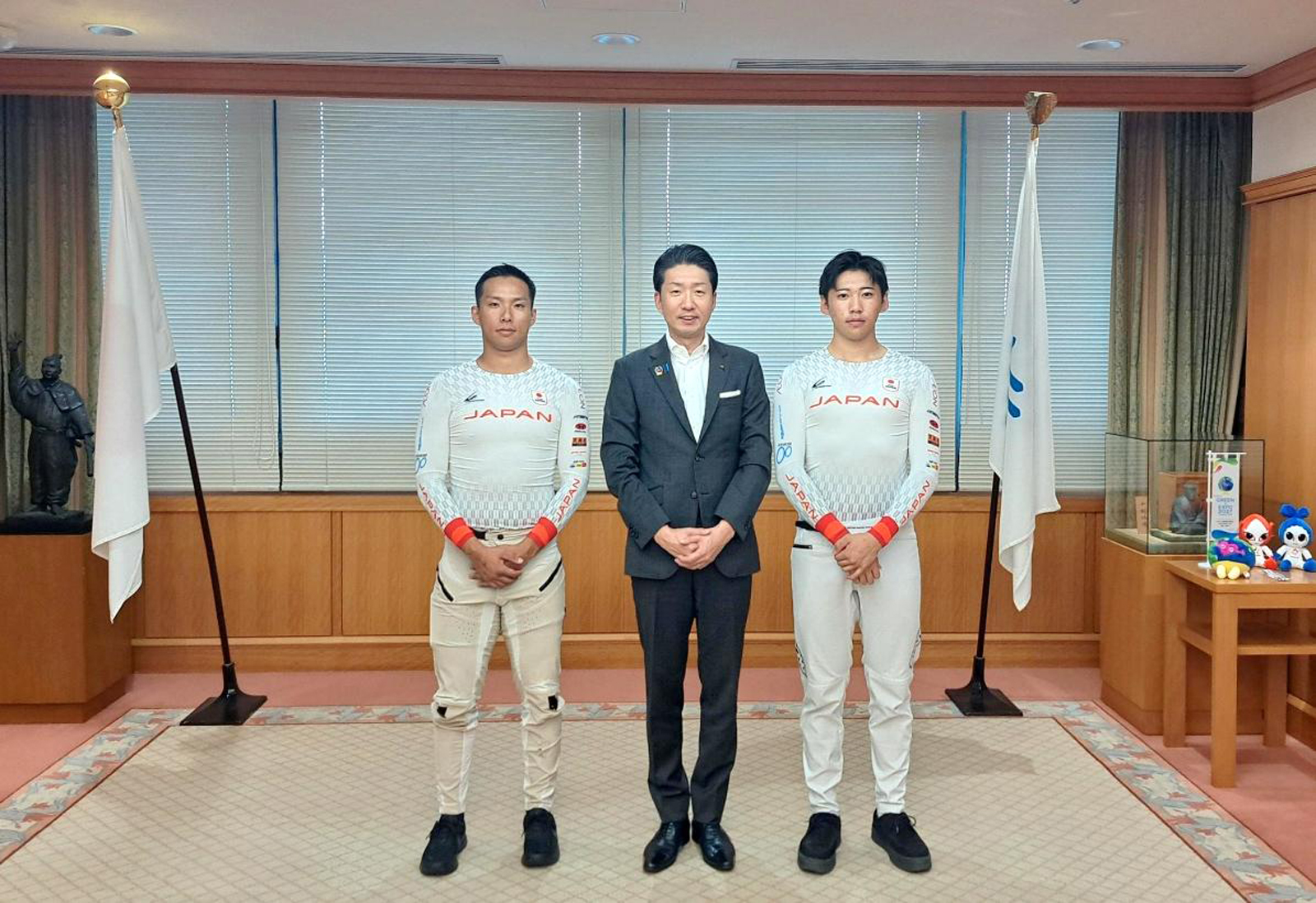 マレーシアで開催されたBMX国際大会で上位入賞し、堺市役所を表敬訪問した島田遼選手と狩峰颯太郎選手、永藤英機堺市長の記念写真