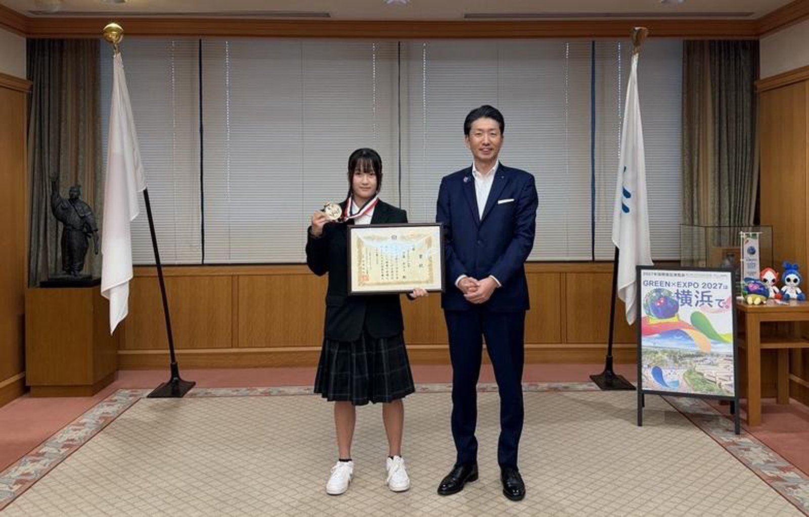 全日本UJボクシング王座決定戦で優勝した渡邉あみり選手と永藤英機市長の記念写真