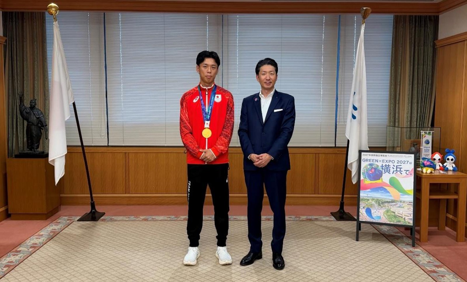 アジア競技大会の男子4×400mリレーで金メダルを獲得した林申雅選手と永藤英機市長の記念写真