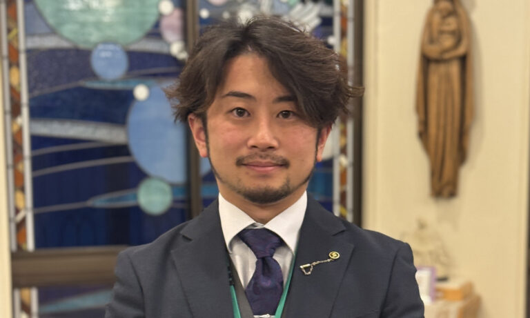 「友だちが宿題を忘れたら、イエスさまはどう考える？」堺の賢明小で宗教を教える大原晴貴さん