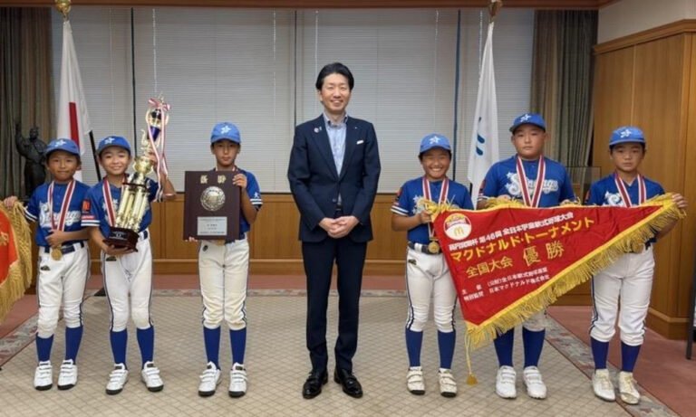 長曽根ストロングスの堺市在住6選手が市長表敬　全国大会2連覇を報告