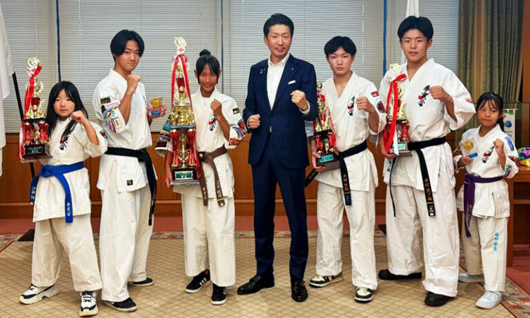 極真空手の全国大会で優勝　堺市在住の沼澤琉月選手ら6人が市長に報告