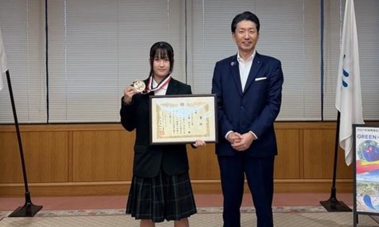 堺市在住の渡邉あみり選手が全日本UJボクシング王座決定戦で優勝　市長に報告
