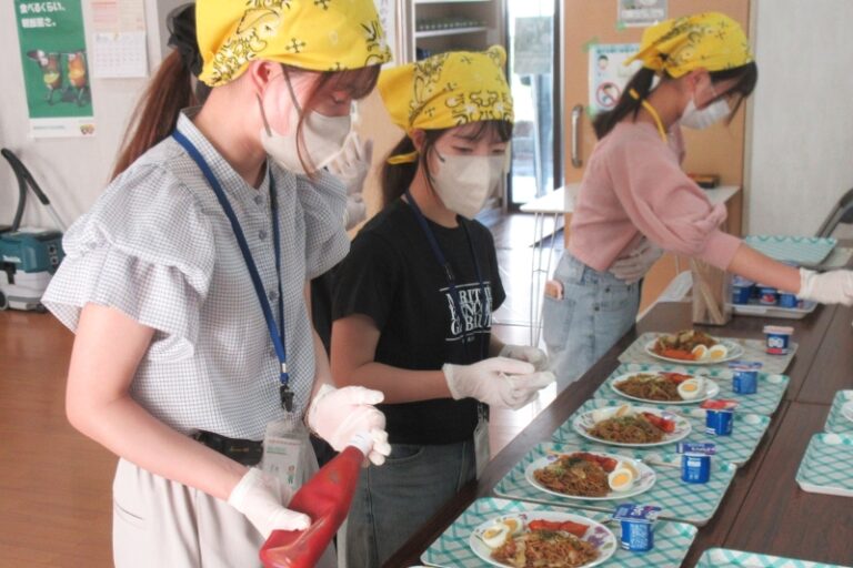 堺市中区の子ども食堂に帝塚山学院大学の学生が参加　朝食配膳や食育、歯磨き指導も