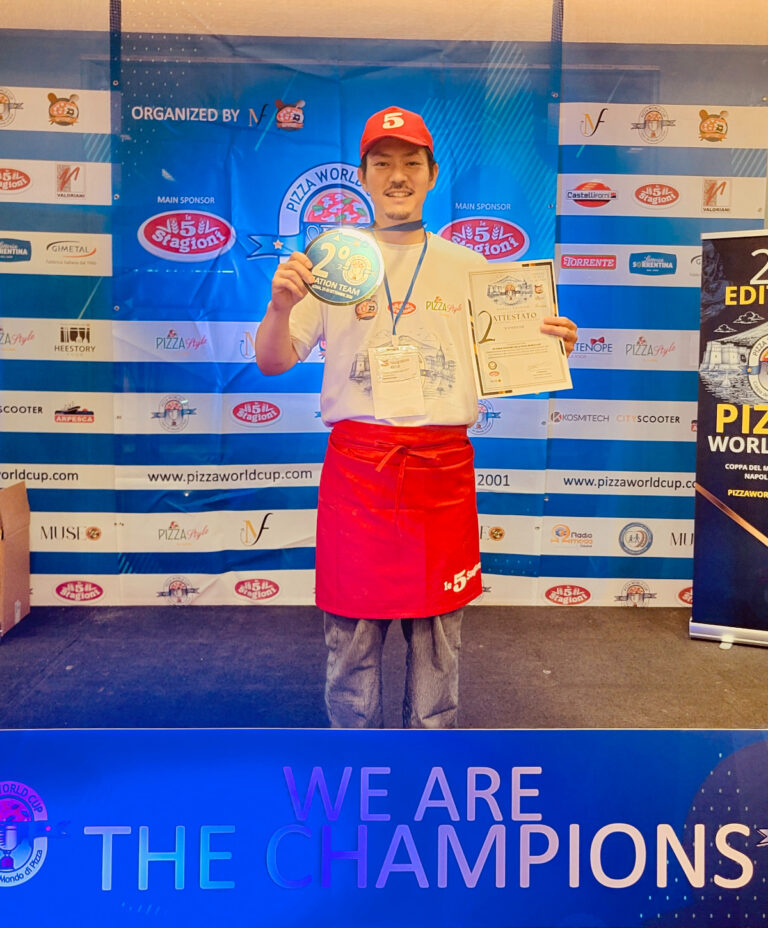 ピッツァ世界大会で2位に入賞した洲鎌健人さんの大会での様子やポートレート、「青いナポリ ウミソバ」の店内とロゴ、ルーフトップテラスなどをまとめた画像