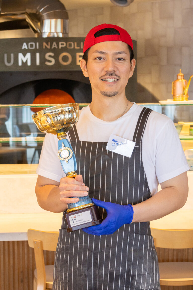ピッツァ世界大会で2位に入賞した洲鎌健人さんの大会での様子やポートレート、「青いナポリ ウミソバ」の店内とロゴ、ルーフトップテラスなどをまとめた画像